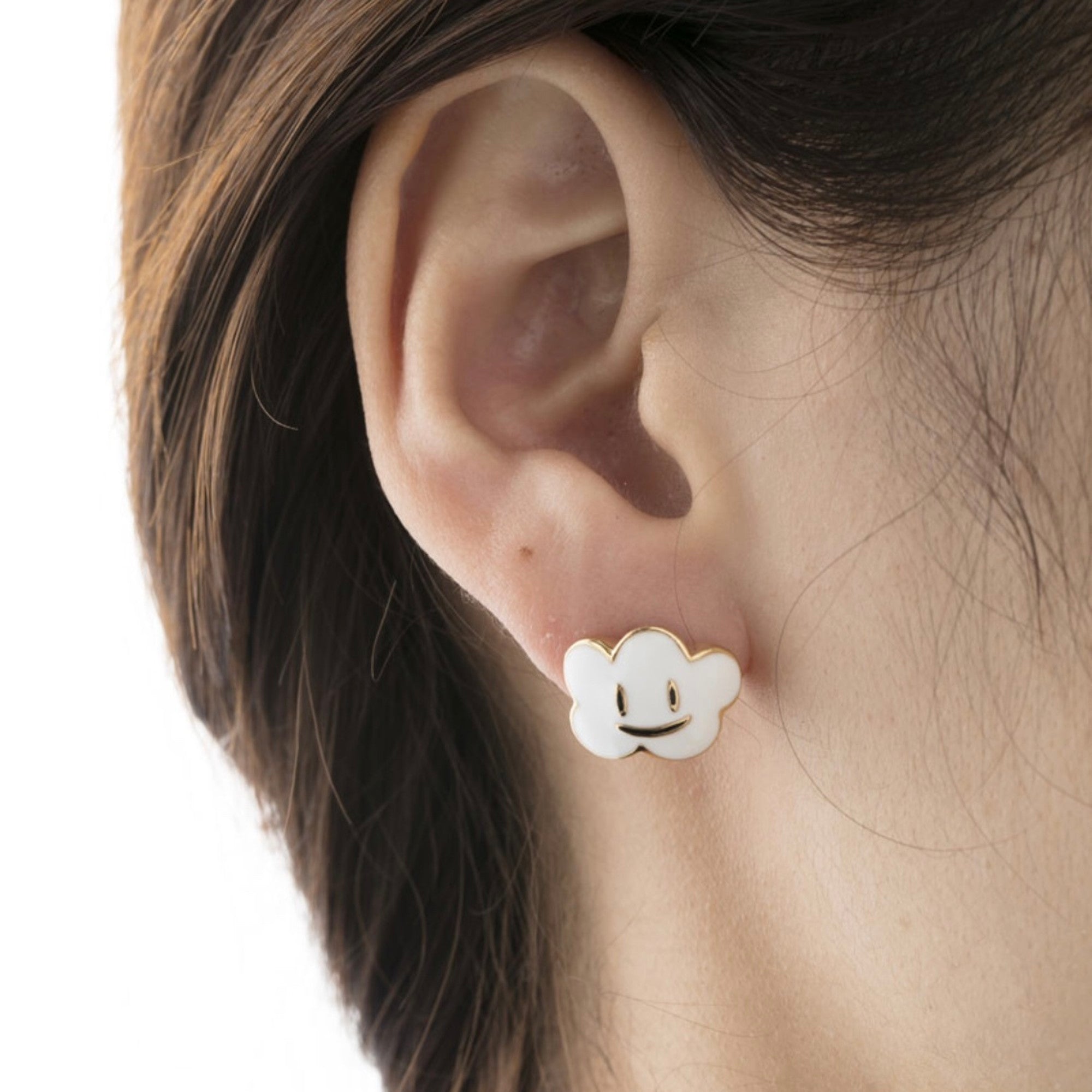 A PIERCED EARRINGNuage